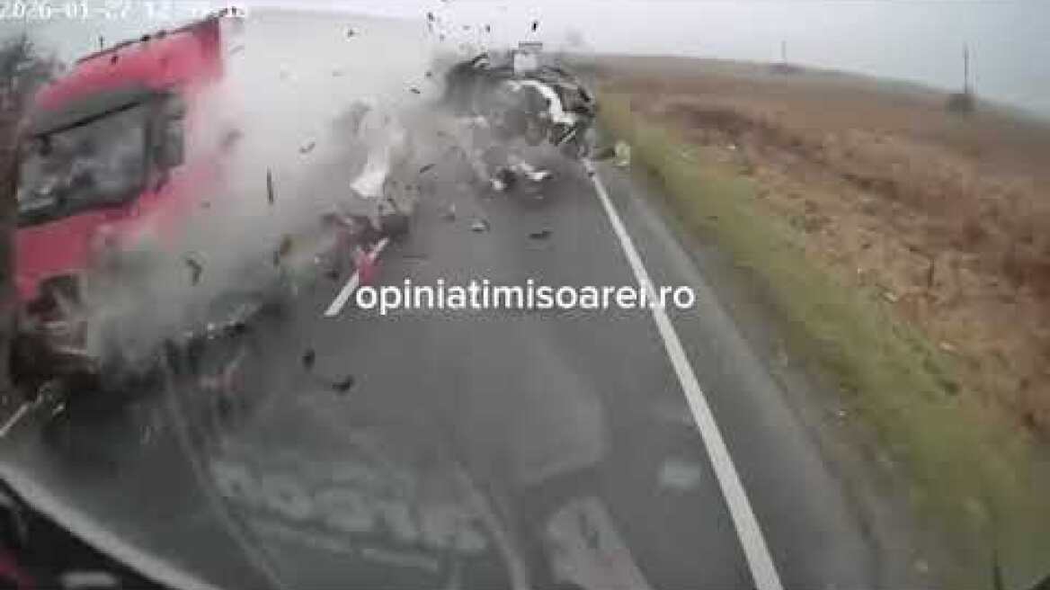 Momentul impactului a fost filmat. Carnagiu pe o șosea nu departe de Timișoara. 6 morți