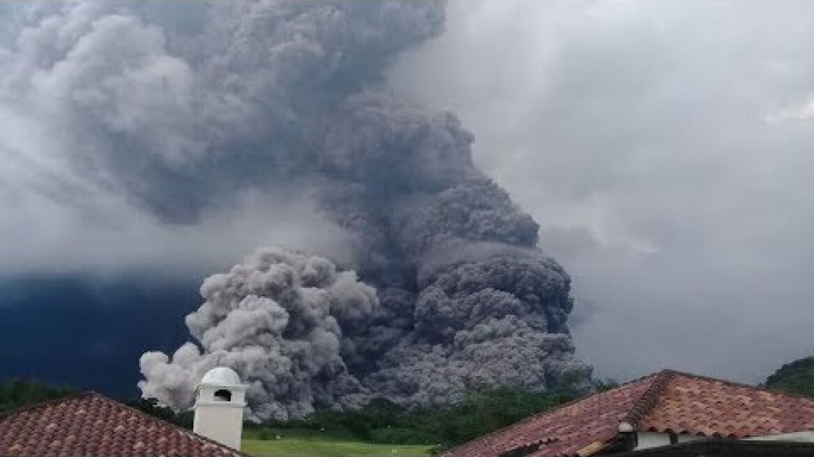 El volcan de Fuego en Guatemala entra en erupción