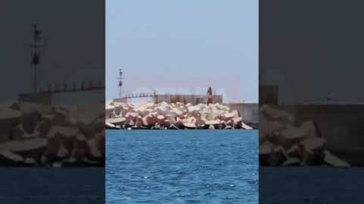 Ελικόπτερο έπεσε στη μαρίνα Βουλιαγμένης (2)