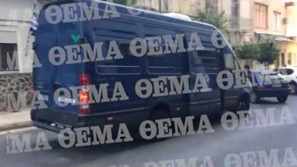 Με χειροπέδες ο Πέτρος Φιλιππίδης - Οδηγείται στις φυλακές Τρίπολης