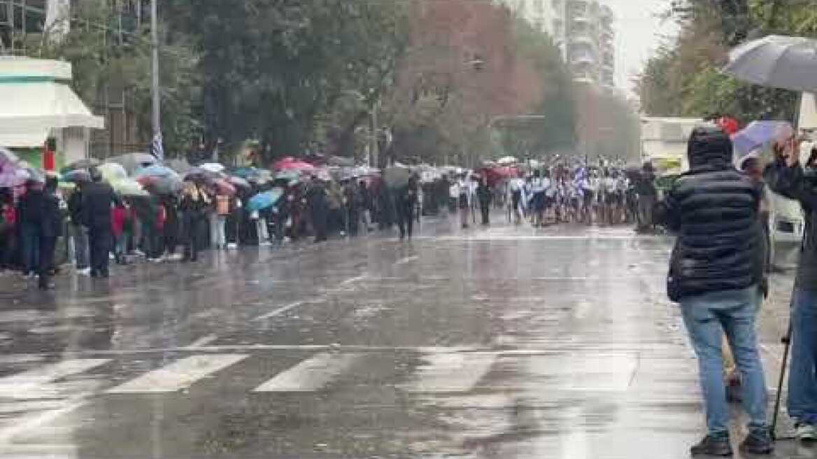 Υπό βροχή η μαθητική παρέλαση στη Θεσσαλονίκη (3)