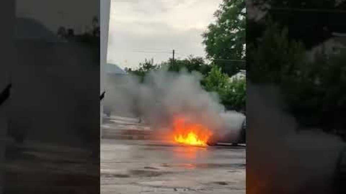 Στις φλόγες αυτοκίνητο στα Τρίκαλα