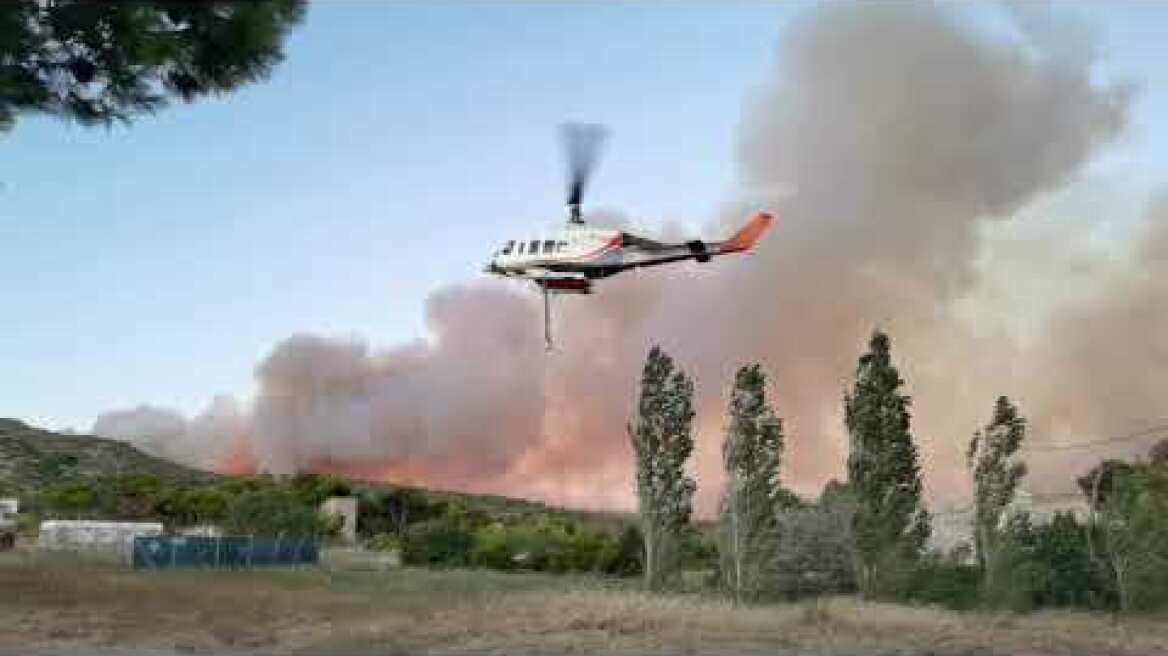 Ελικόπτερο γεμίζει νερό από δεξαμενές δίπλα στο νοσοκομείο Πεντέλης (2)