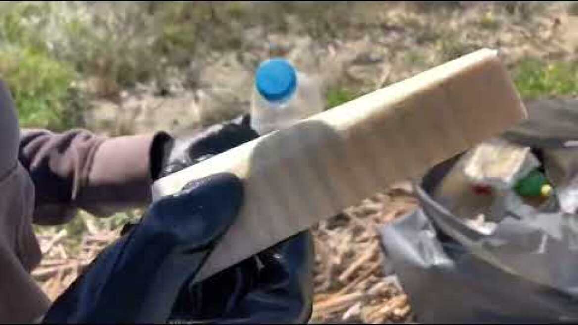 Καθαρισμός μέρους της ακτής Θερμαϊκού: Το κύμα ξέβρασε ερωτικό γράμμα! - Ράδιο #Θεσσσαλονίκη 94,5