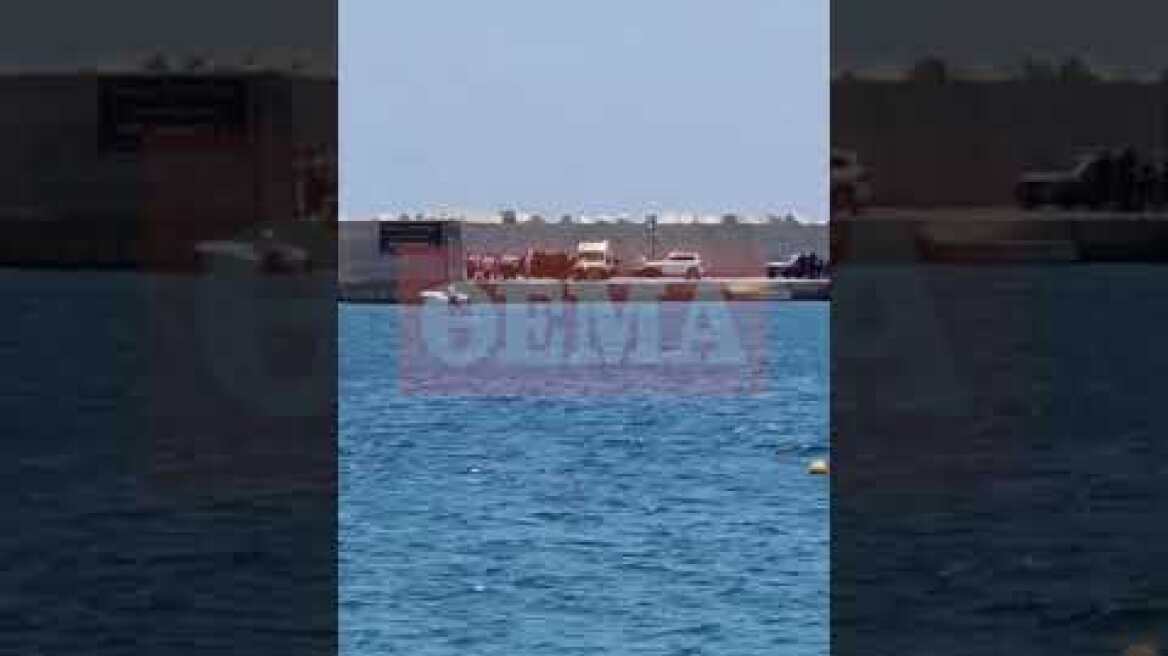 Ελικόπτερο έπεσε στη μαρίνα Βουλιαγμένης (6)