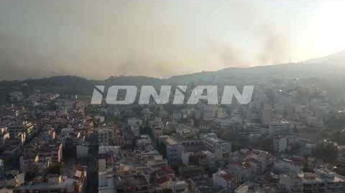 Πυκνοί καπνοί σκέπασαν την Πάτρα από τα πύρινα μέτωπα