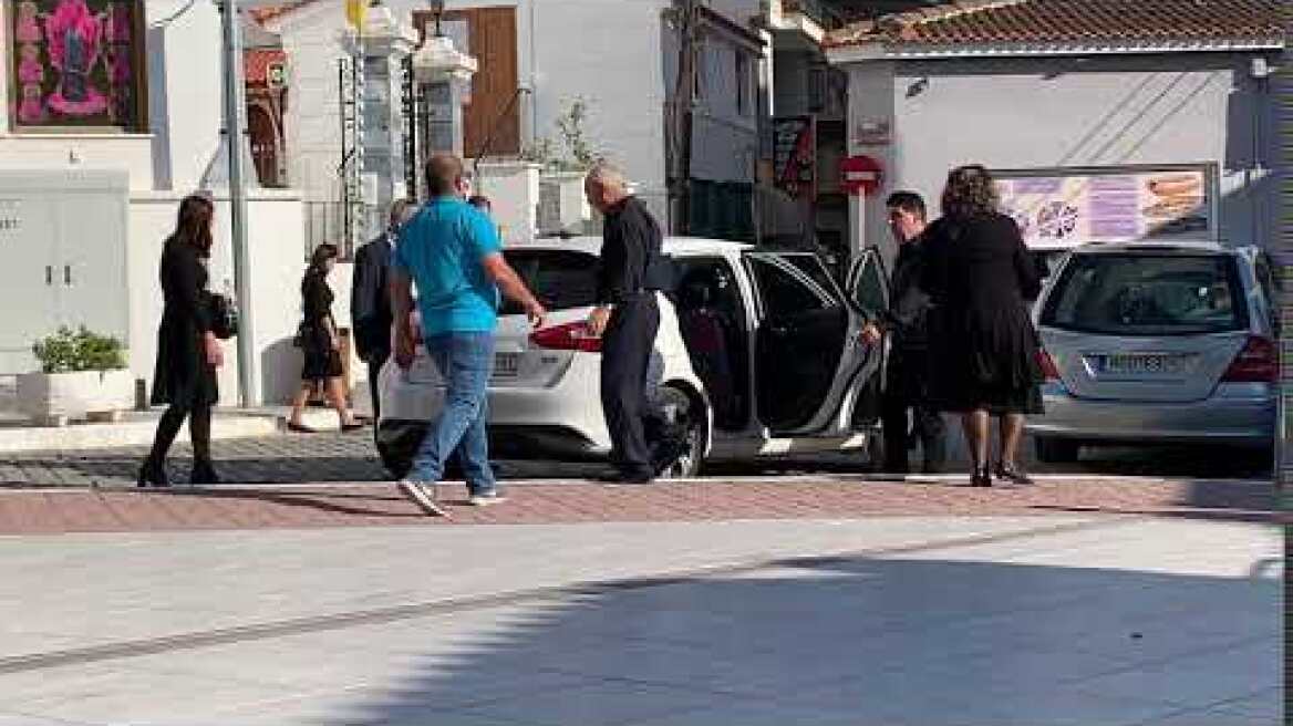 Οι γονείς της Κλαίρης λυγίζουν στην κηδεία του Άρη