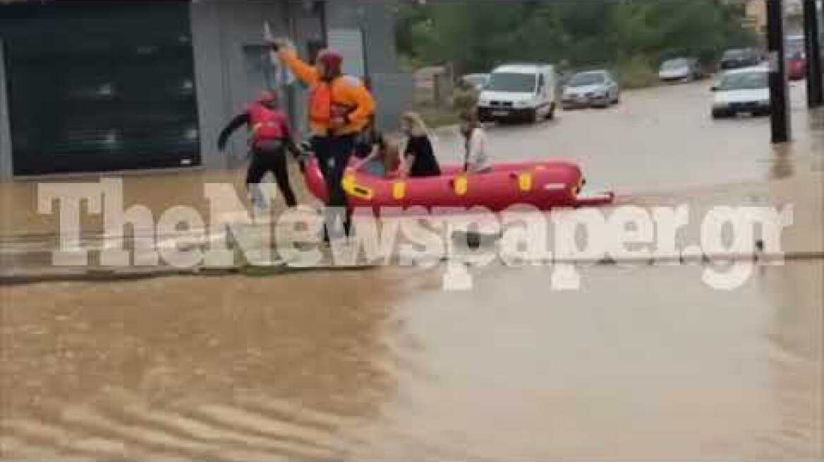 Με βάρκες απεγκλωβίζονται πολίτες στον Βόλο