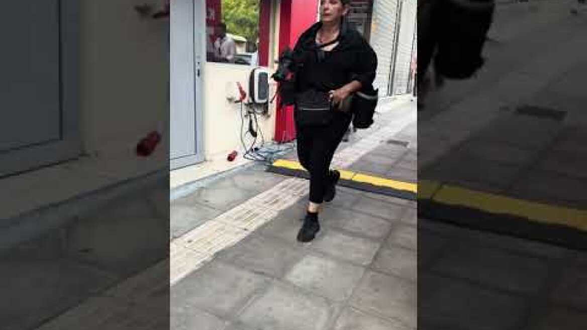 Η άφιξη του Στέφανου Κασσελάκη μαζί με τη σκυλίτσα του Φάρλει