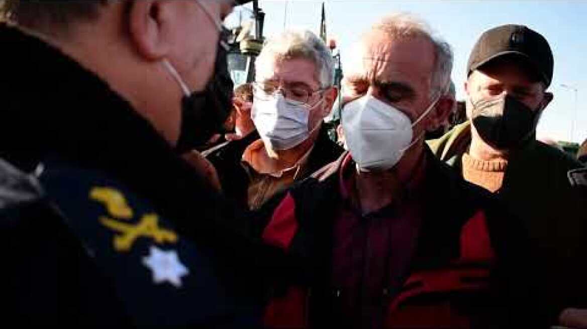 Διαπραγματεύσεις αγροτών - αστυνομίας στο μπλόκο της Νίκαιας