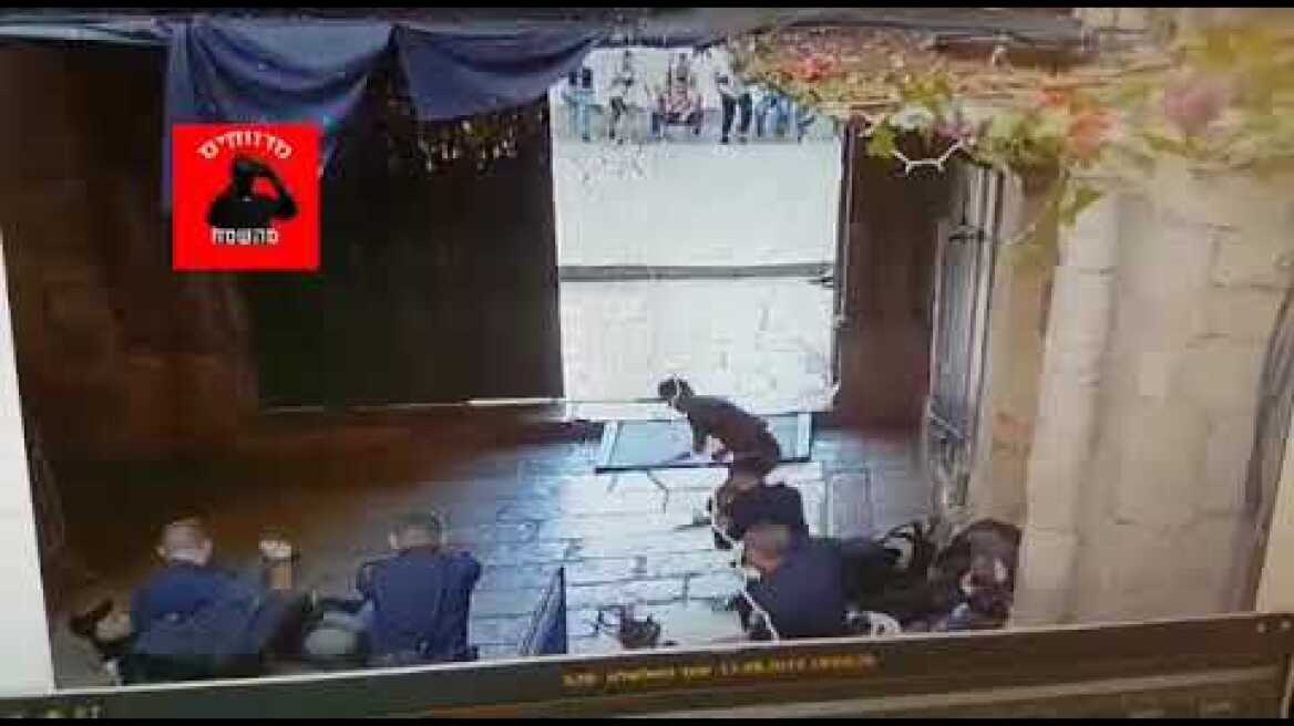 Terrorists Shot on Temple Mount After Stabbing Police Officer