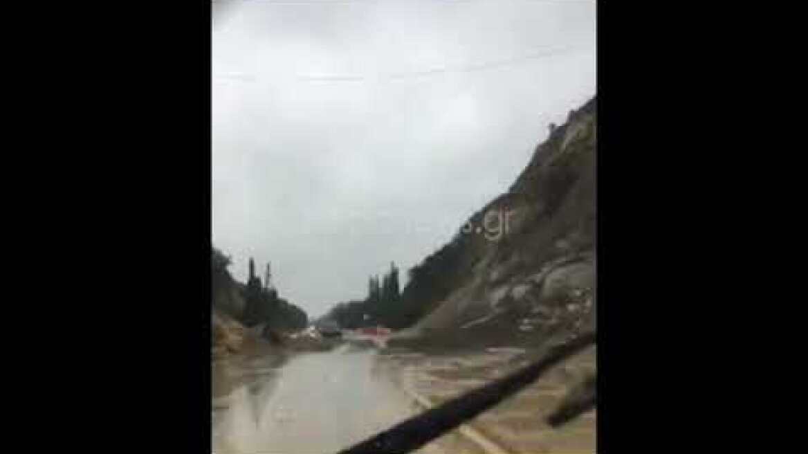 Περνούν από τη Νέα Εθνική Οδό παρά την κατολίσθηση