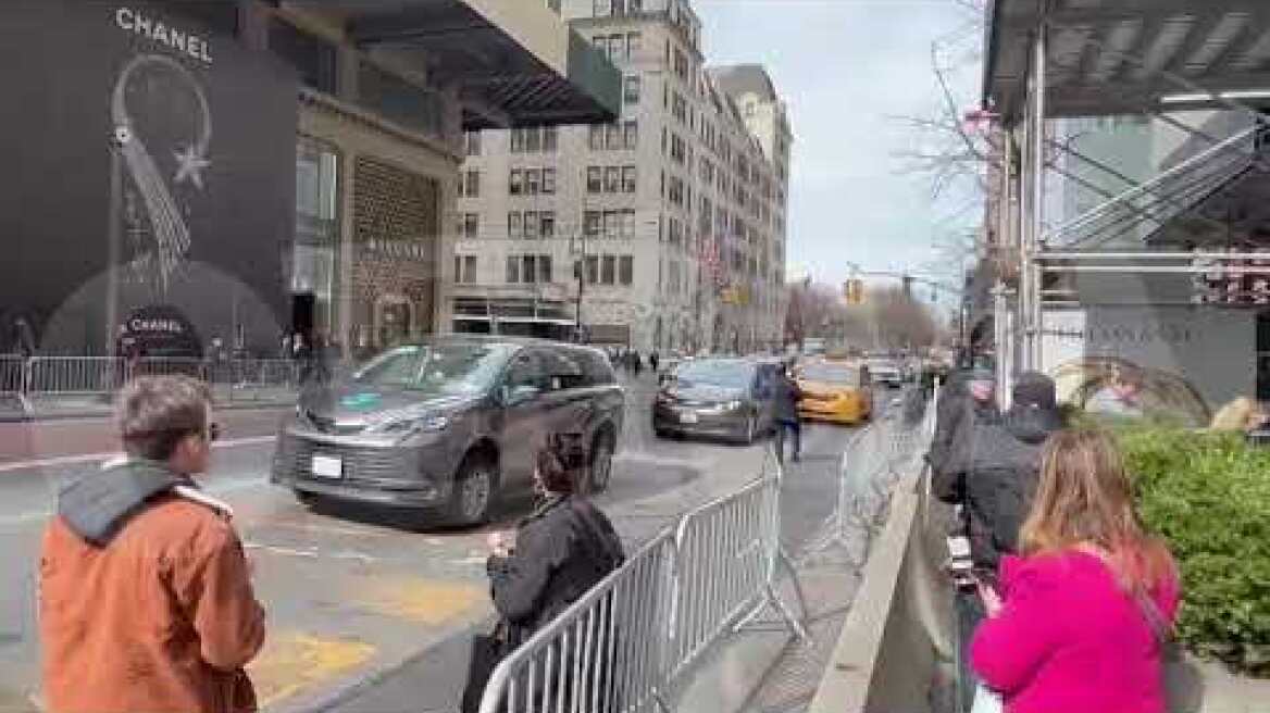 Ο... Ντόναλντ Τραμπ ρυθμίζει την κυκλοφορία στη Νέα Υόρκη