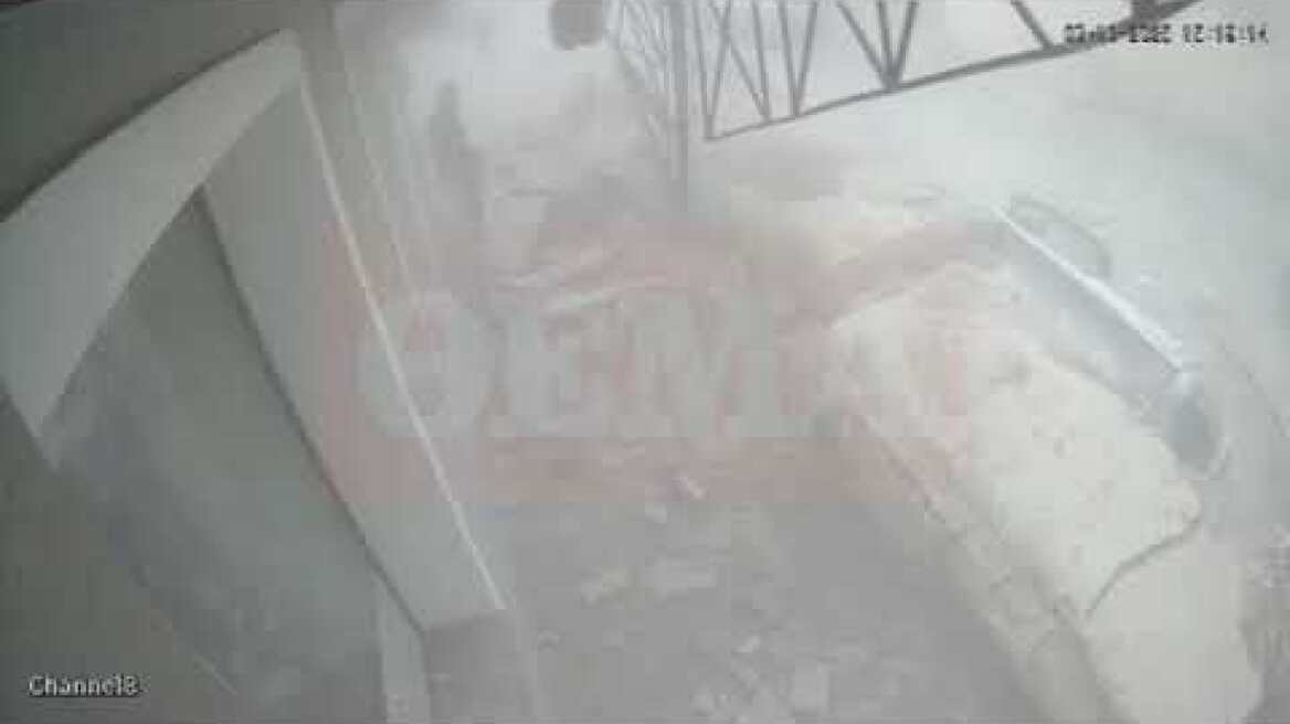 Η στιγμή που καταρρέει μπαλκόνι στο Λαύριο (1)