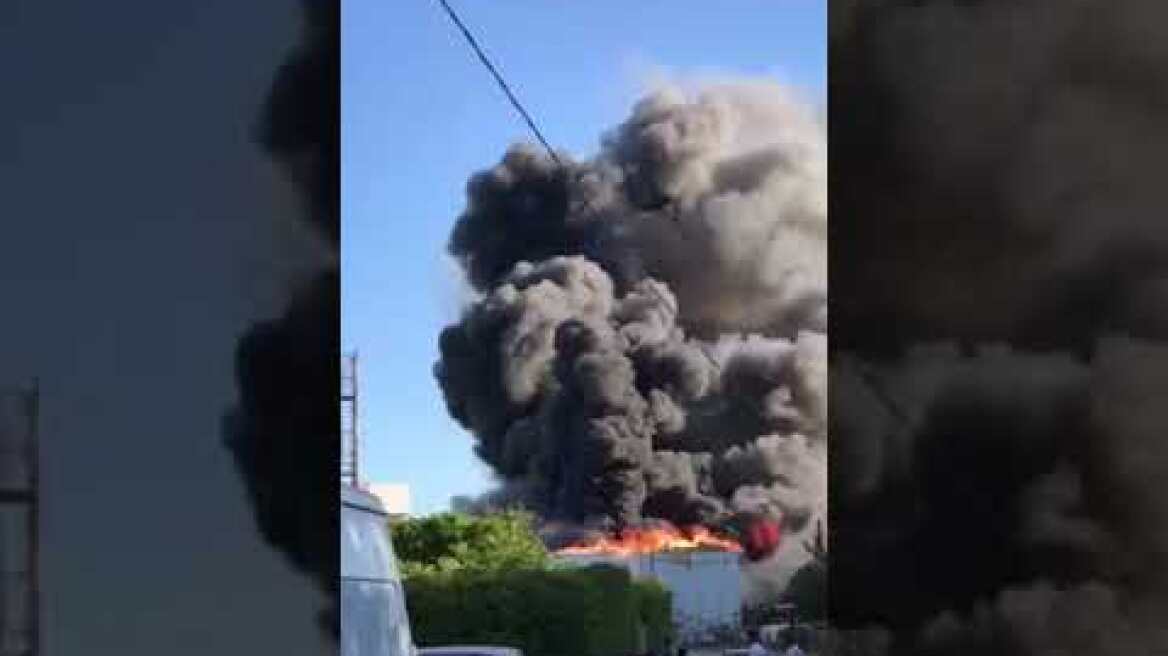 Μεγάλη φωτιά σε εργοστάσιο στο Ηράκλειο.