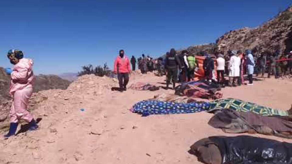 Al menos 30 fallecidos al caer un bus a más de 100 metros de profundidad en Chataquila - Sucre