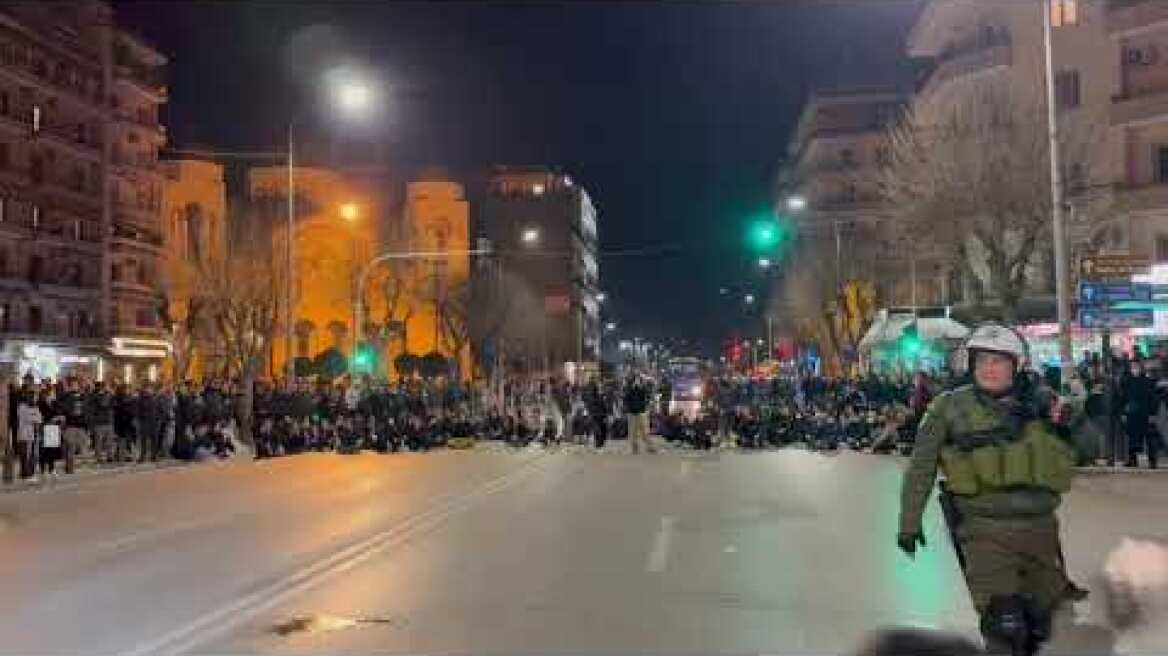 Θεσσαλονίκη - Καθιστική διαμαρτυρία στην Καμάρα