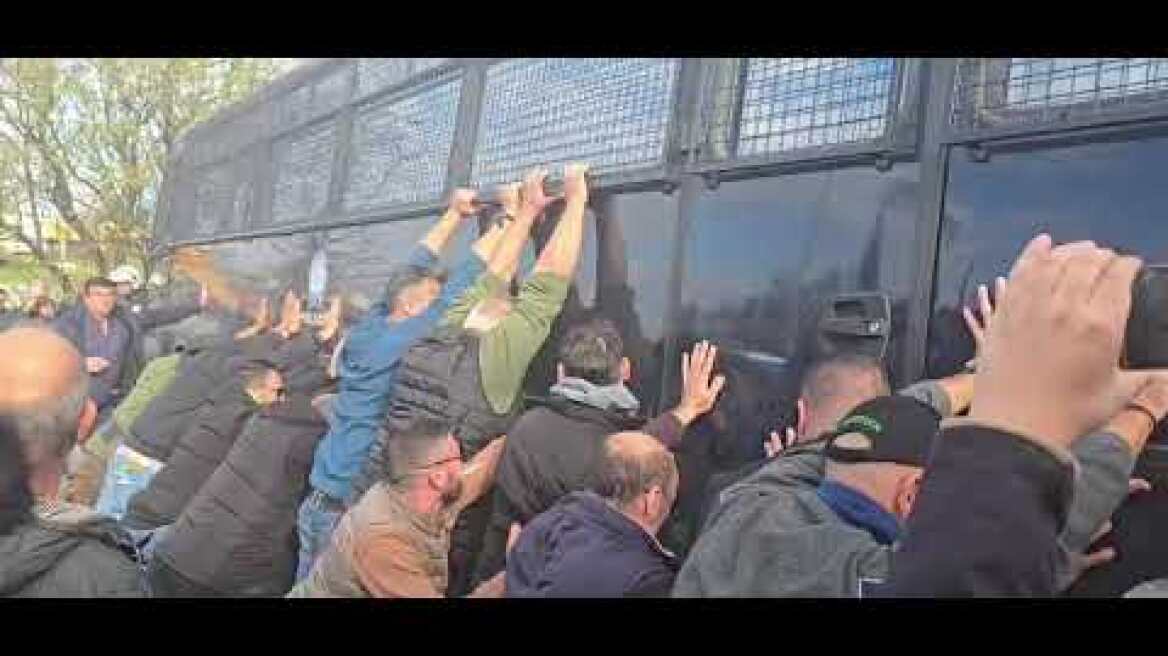 Χημικά στον Πλατύκαμπο, ένταση στον κόμβο της Νίκαιας μεταξύ αγροτών και αστυνομικών (4)