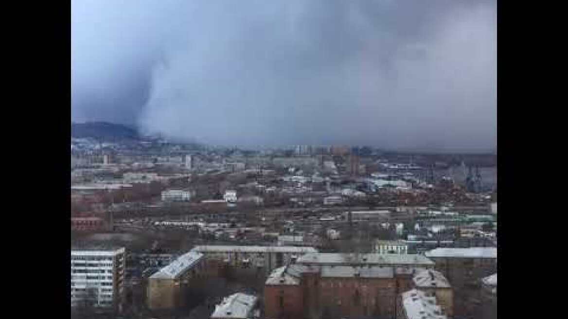 Απίστευτο βίντεο: Τσουνάμι χιονιού σκεπάζει πόλη της Σιβηρίας