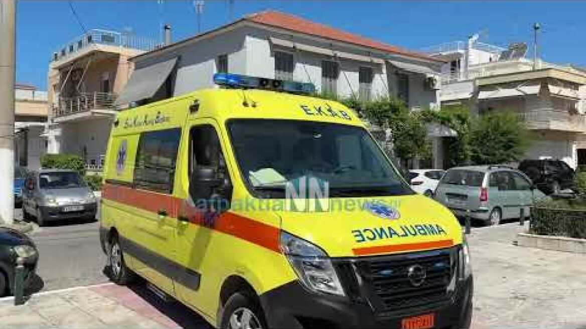 Το ασθενοφόρο έξω από τον Ιερό Ναό στην κηδεία της Αθηνάς Παπαχρηστου 