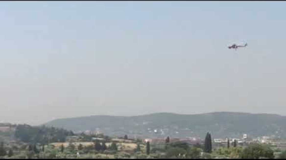 Φωτιά στο Πικέρμι: Ξεκίνησαν οι ρίψεις από ελικόπτερο