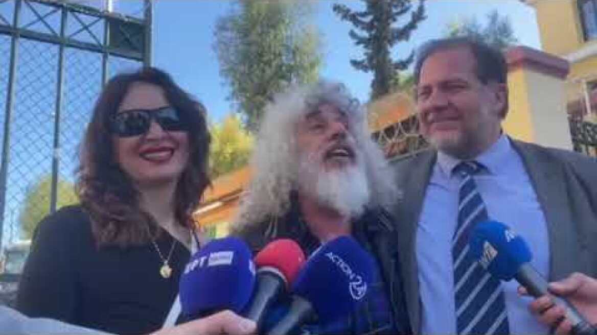 Γιοκαρίνης: Αγκαλιά με τη γυναίκα του μετά την αθώωσή του