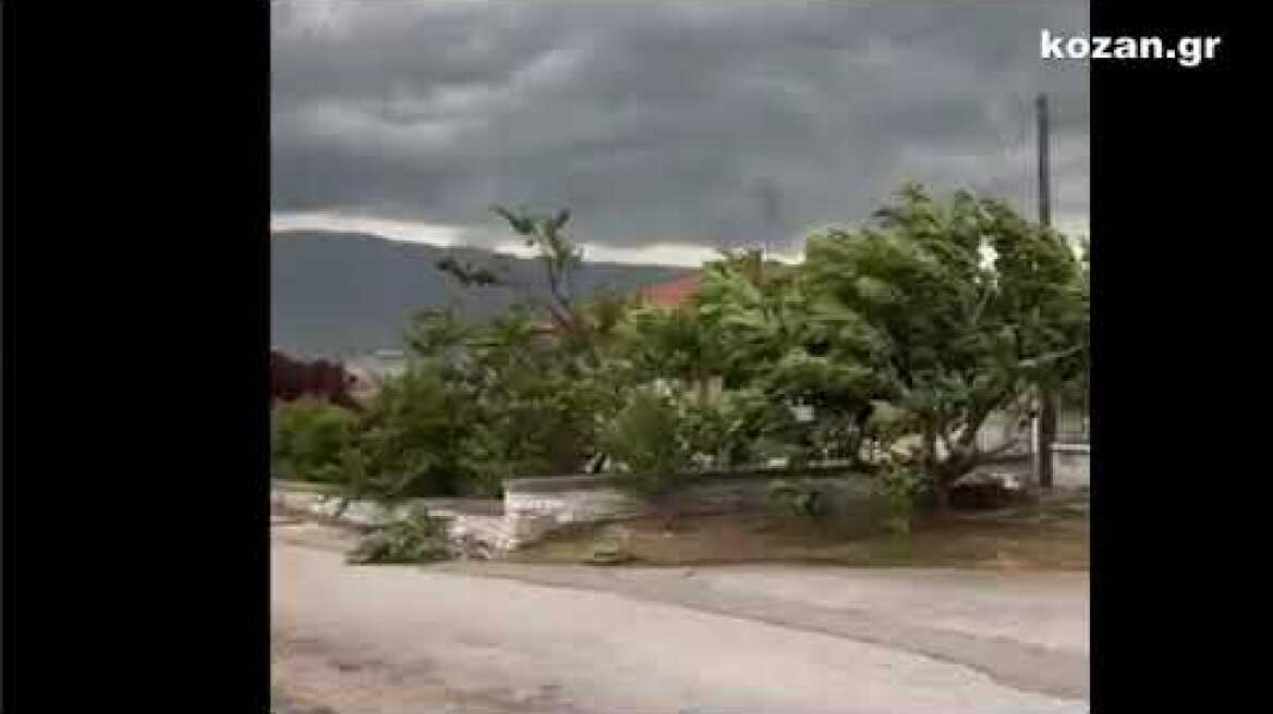 kozan.gr: "Τρελός" αέρας ξήλωσε δέντρα και κεραμίδια από σπίτια στα Ίμερα Σερβίων