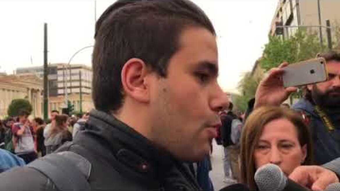 Μαθητές και φοιτητές διαδηλώνουν στα Προπύλαια