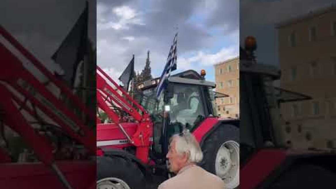 Τα τρακτέρ ανέβηκαν στο Μνημείο του Άγνωστου Στρατιώτη