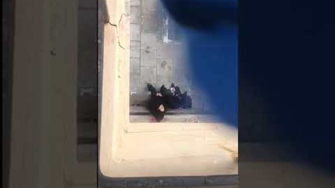 Διπλό φονικό στα Ανώγεια: Σπαράζει η μάνα του Γιώργου Ξυλούρη έξω από τα δικαστήρια