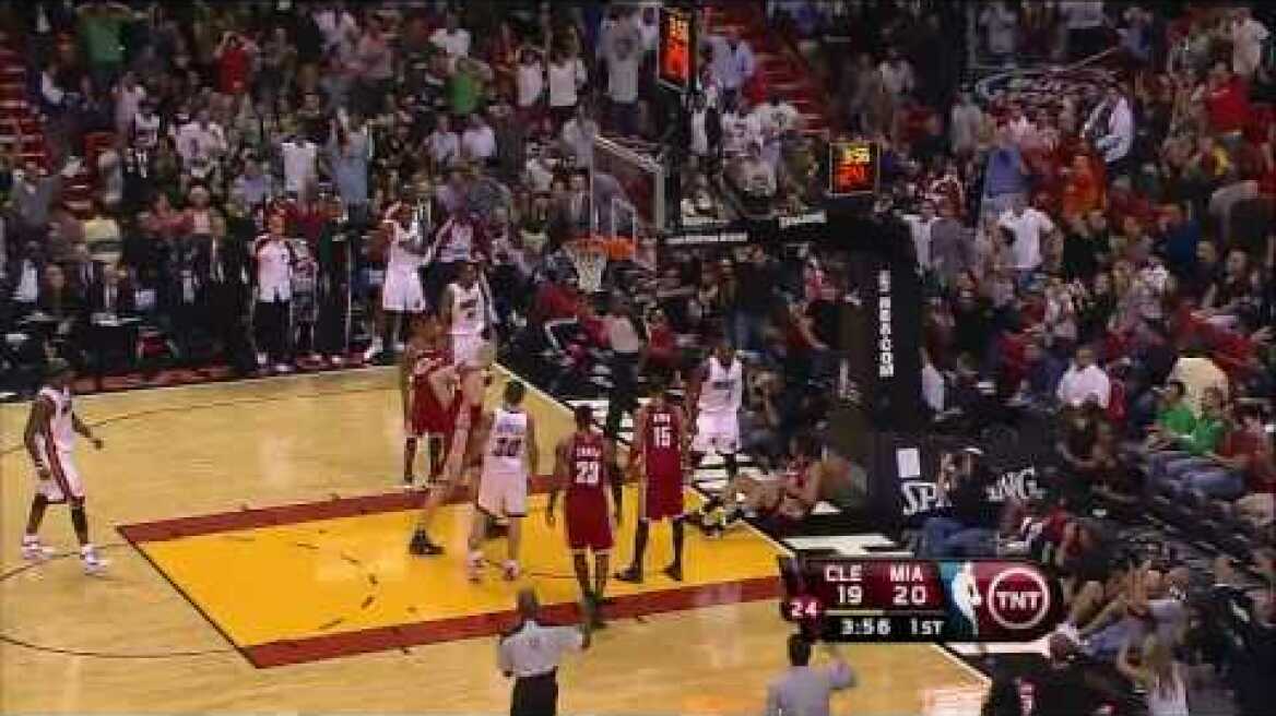 Dwyane Wade Dunk on Varejao (HD)