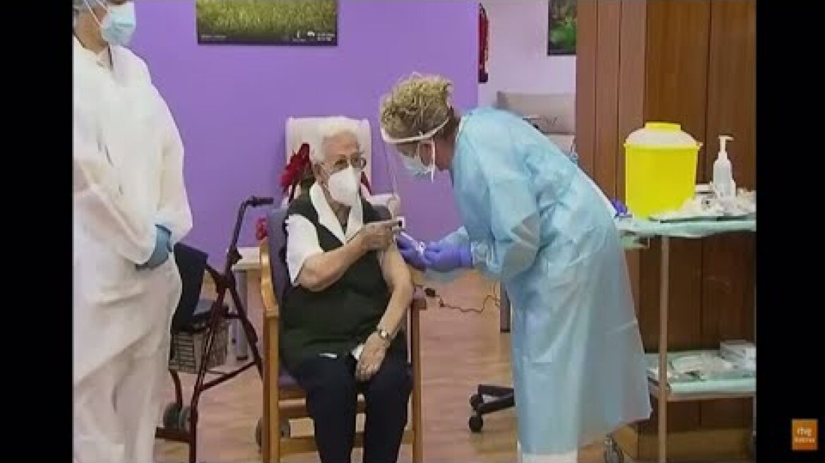 Primera vacuna contra el Covid19 administrada en España