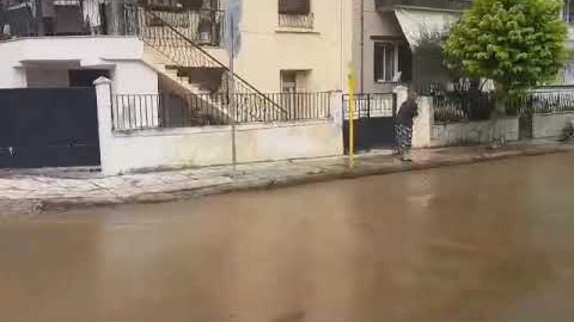 Πλημμύρισε τμήμα της Ιωνος Δραγούμη. Γέμισε λασπόνερα αυλή σπιτιού!