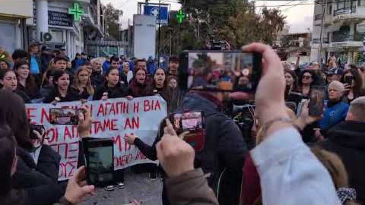 Το μουσικό σχολείου Ιλίου τραγουδάει στα αποκαλυπτήρια του μνημείου της Κυριακής
