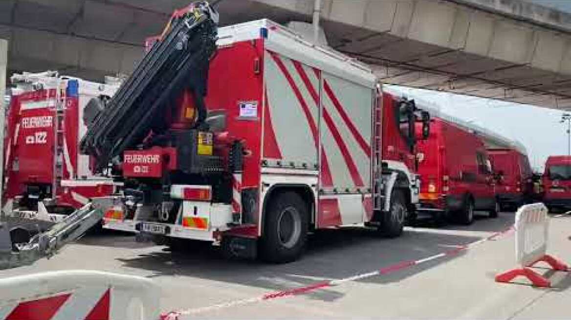 Ιταλοί πυροσβέστες στο λιμάνι της Ανκόνας