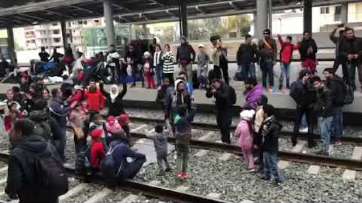 Πρόσφυγες έχουν κλείσει τον Σταθμό Λαρίσης