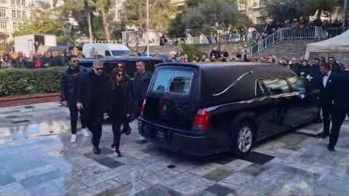 Η Θεσσαλονίκη αποχαιρετά τον Βασίλη Καρρά - Ουρές για το λαϊκό προσκύνημα (2)