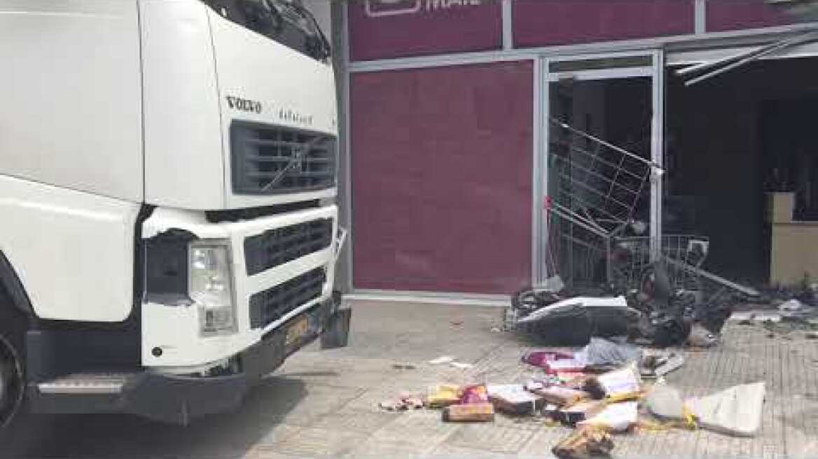 Χάος στην Πειραιώς: Φορτηγό «μπούκαρε» σε μαγαζί (2)