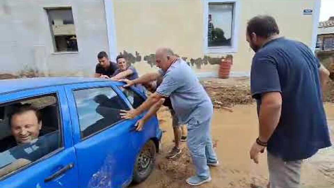 Στην Αγριά ο Αχιλλέας Μπέος - Σπρώχνει αυτοκίνητα μαζί με τους κατοίκους