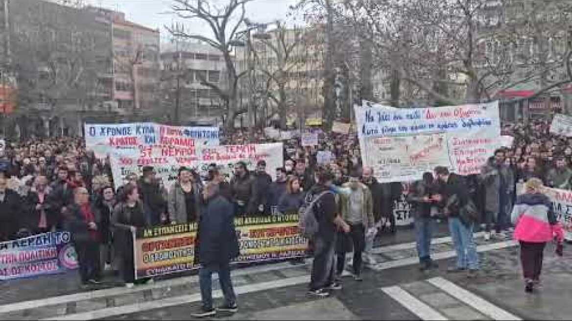 Η πλατεία της Λάρισας γέμισε ασφυκτικά με χιλιάδες κόσμου