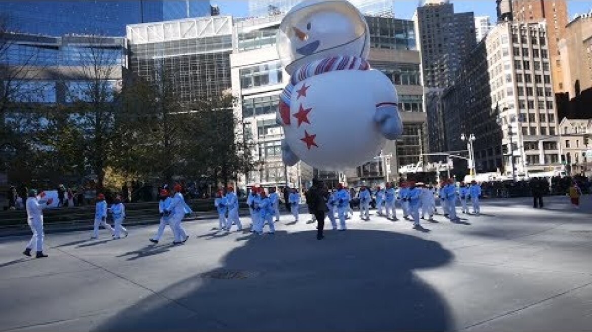 ⁴ᴷ Sunny the Snowpal Balloon - Macy's Thanksgiving Parade 2018 at Columbus Circle