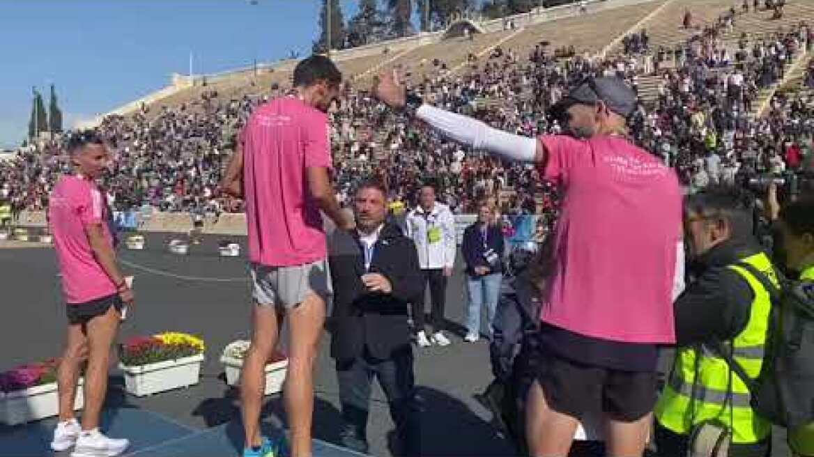 Ο Νίκος Χαρδαλιάς απονέμει τα μετάλια στο Καλλιμάρμαρο