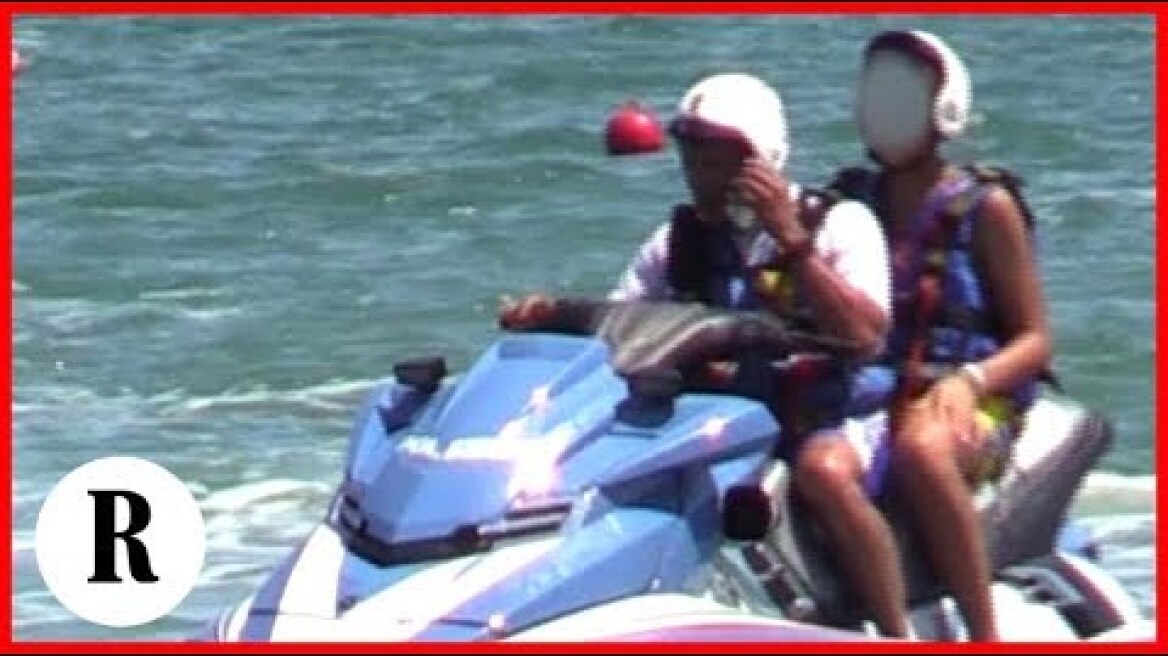 Il figlio di Salvini al mare sulla moto d'acqua della polizia. E gli agenti vietano le riprese