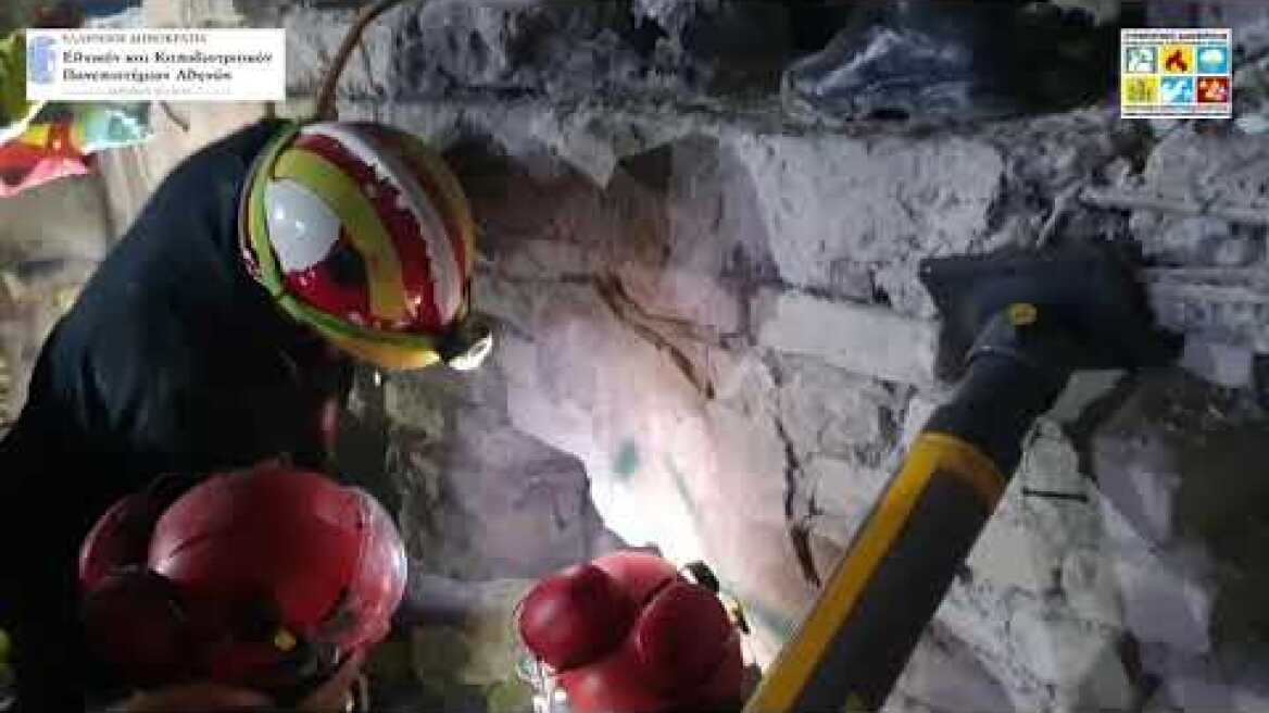 ΕΜΑΚ Συγκλονιστικές εικόνες από διάσωση στην Αλβανία