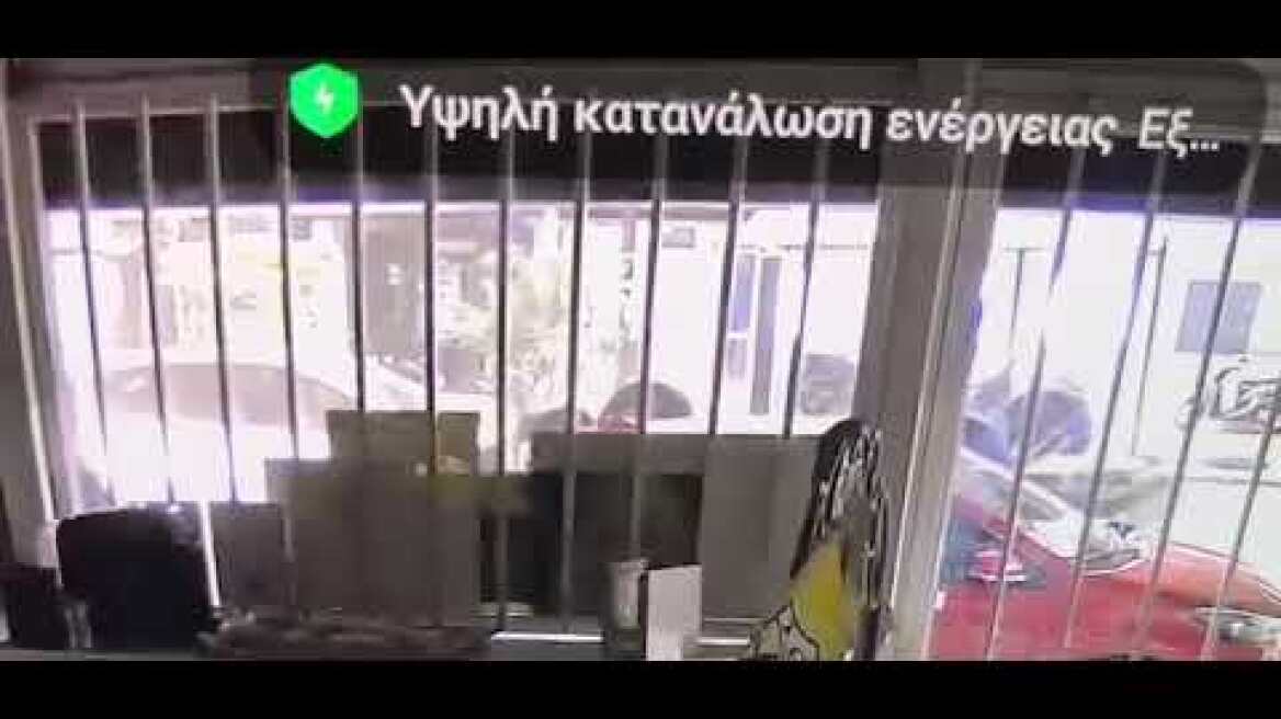 Η στιγμή της ανατροπής του αυτοκινήτου στην Πατησιών