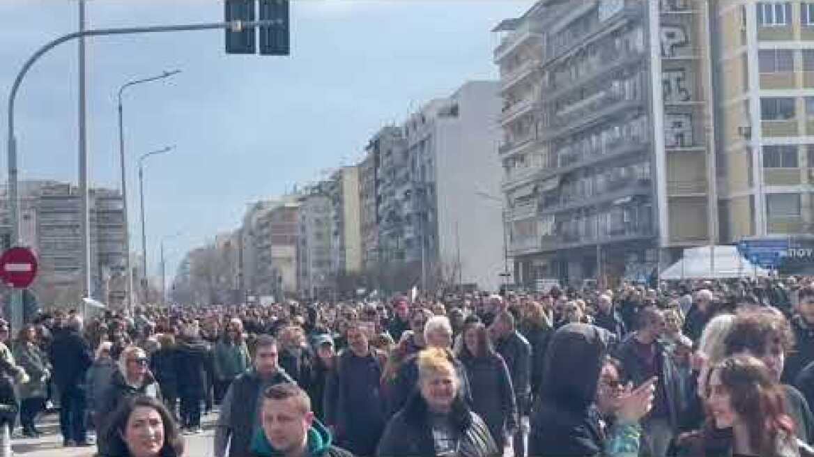 Σε εξέλιξη η πορεία στη Θεσσαλονίκη