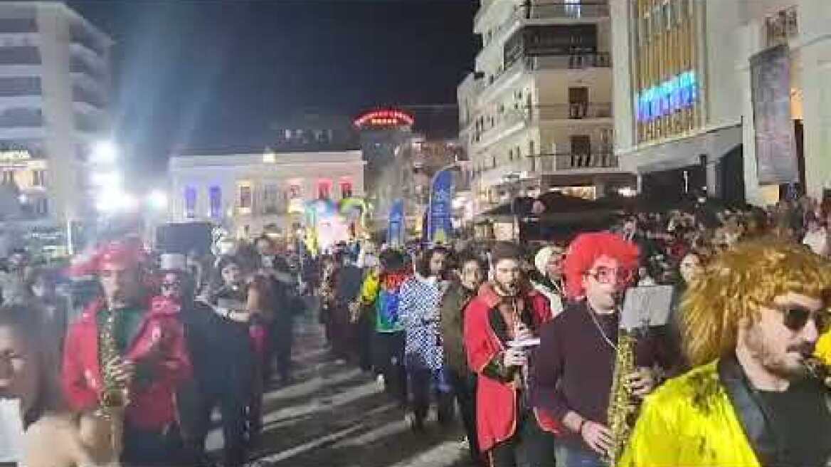 Πατρινό Καρναβάλι 2024: Τα άρματα ξεχύθηκαν στους δρόμους για την παρέλαση