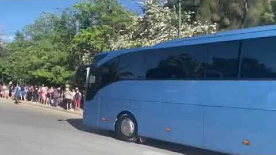 Πλήθος κόσμου έξω από το Παναθηναϊκό Στάδιο για την τελετή παράδοσης της Ολυμπιακής Φλόγας (2)