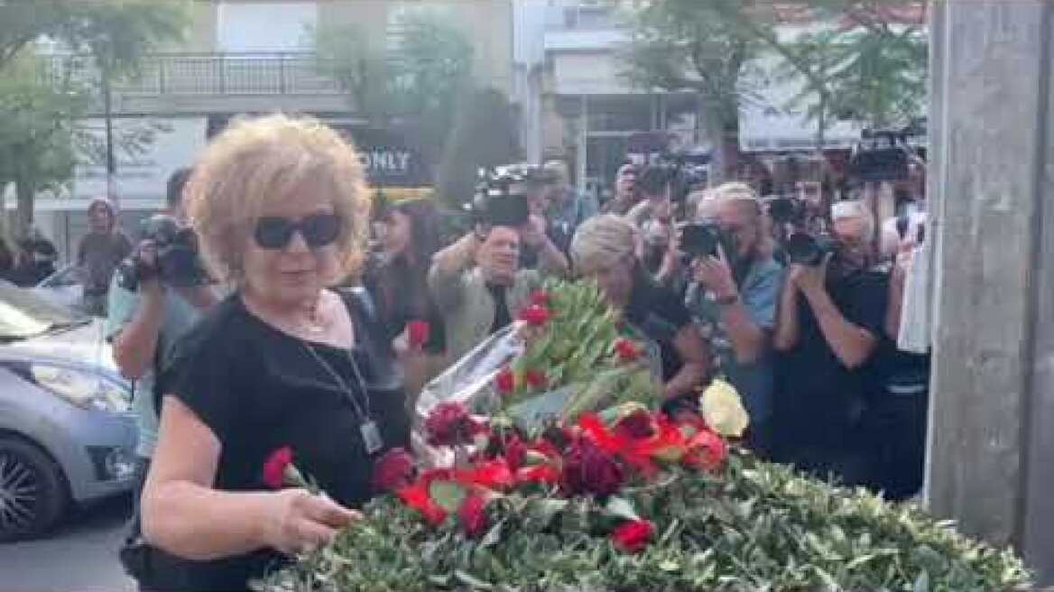 Η Μάγδα Φύσσα στο μνημείο του Παύλου (2)