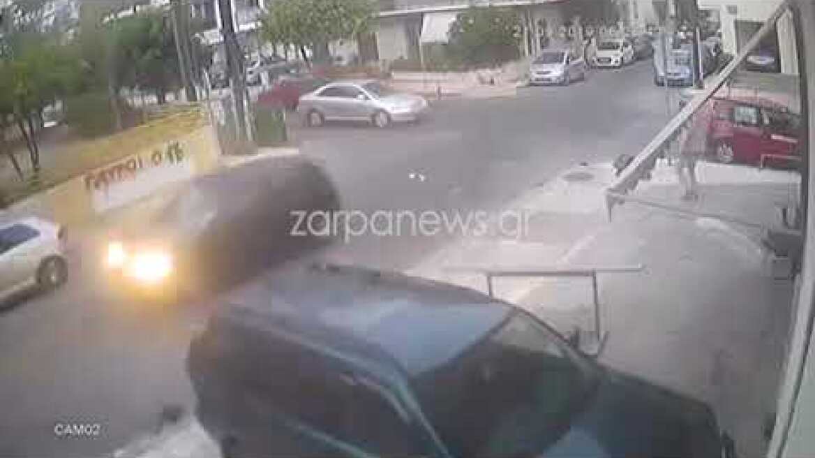 Η στιγμή που αυτοκίνητο συγκρούεται με μηχανάκι στα Χανιά και φεύγει από το σημείο